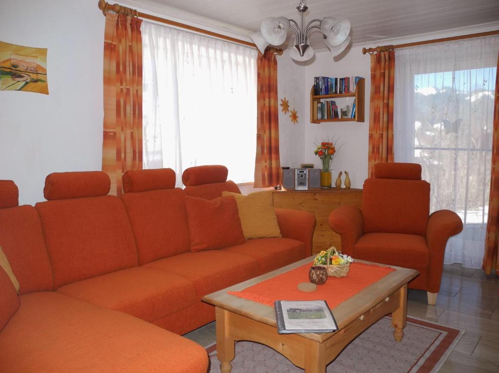 プフロンテンにあるHaus Reginaのリビングルーム(オレンジ色のソファ、コーヒーテーブル付)