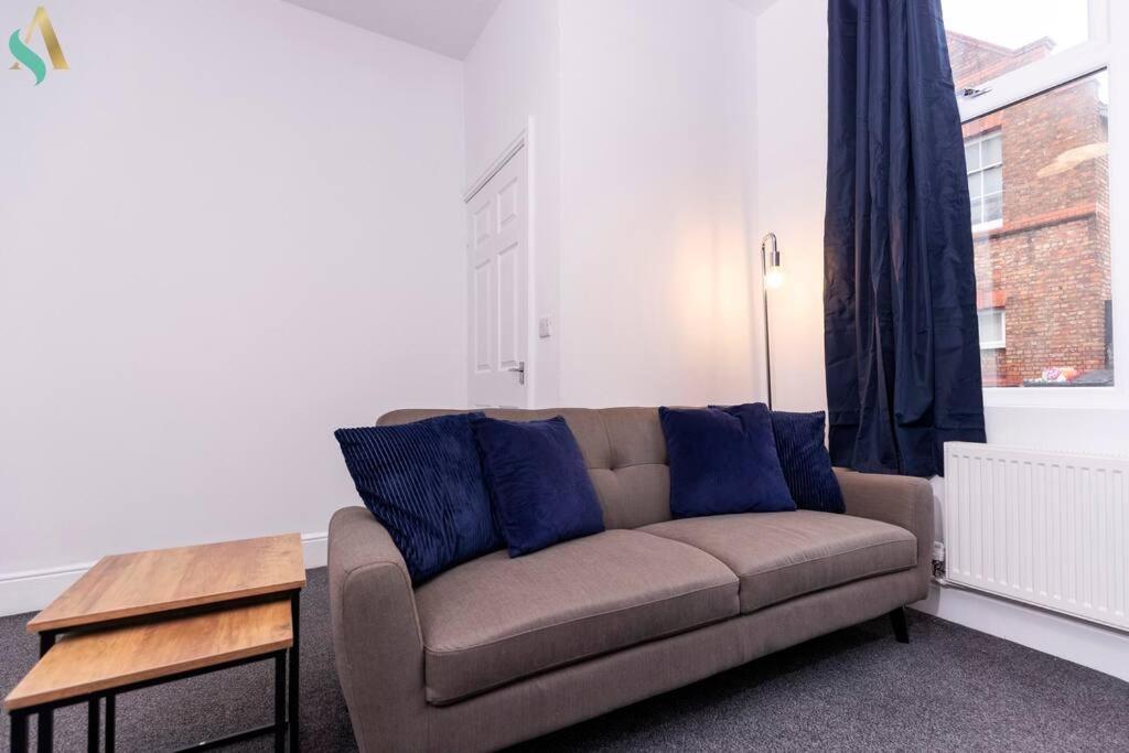 een woonkamer met een bank en een tafel bij Everett House in Hartlepool