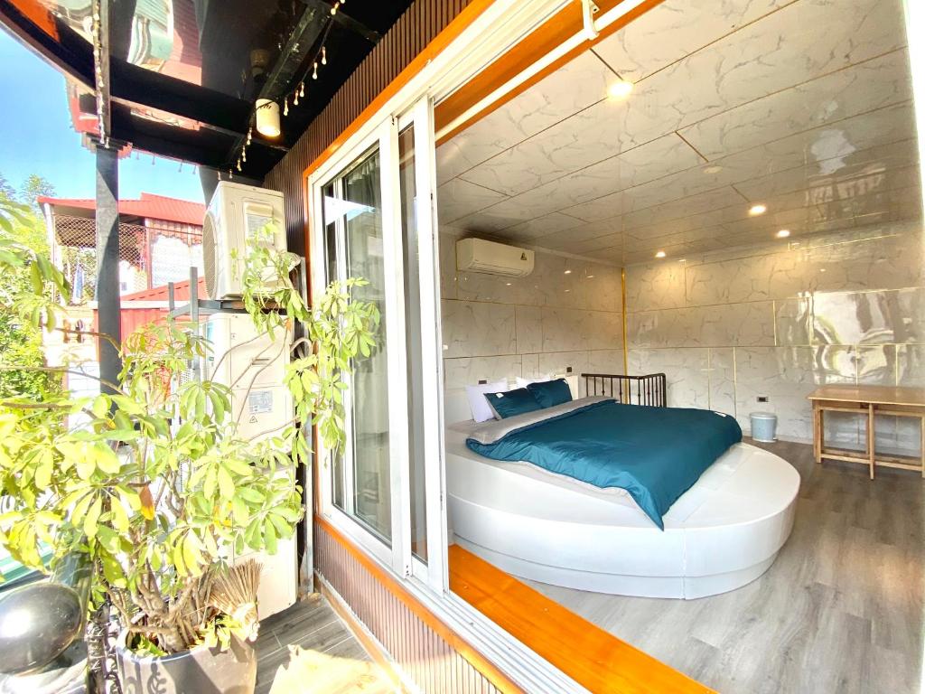 ハノイにあるOld town Duplex 3 Double beds & 2 big balconyのバルコニーにベッドが備わる客室です。