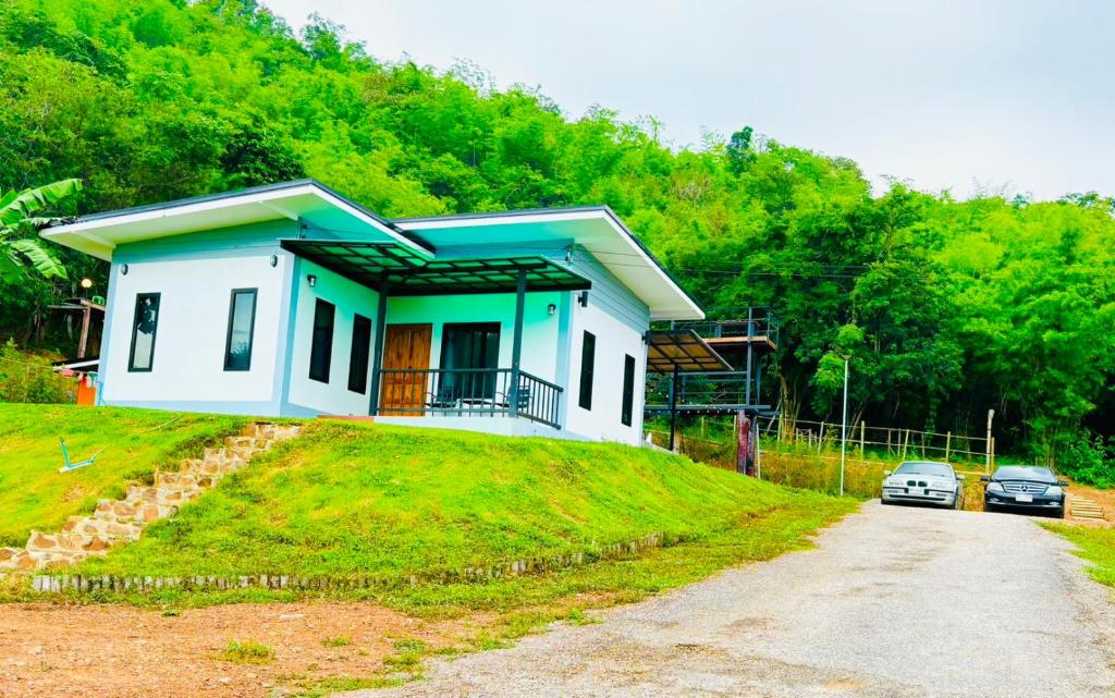 uma pequena casa no topo de uma colina em La Villas@Suanphueng em Ban Bo Wi