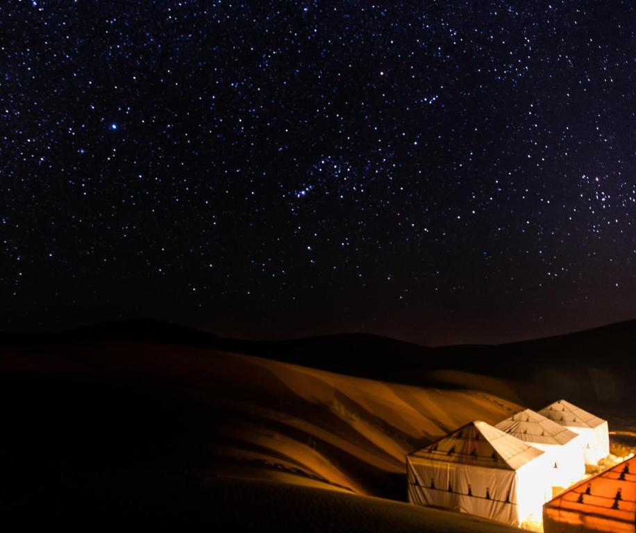 eine sternenklare Nacht in der libyschen Wüste in der Unterkunft Nomads Luxury Camp Merzouga in Adrouine