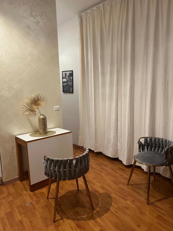 uma sala de estar com duas cadeiras e uma mesa em PARIOLI LUXURY HOME em Roma