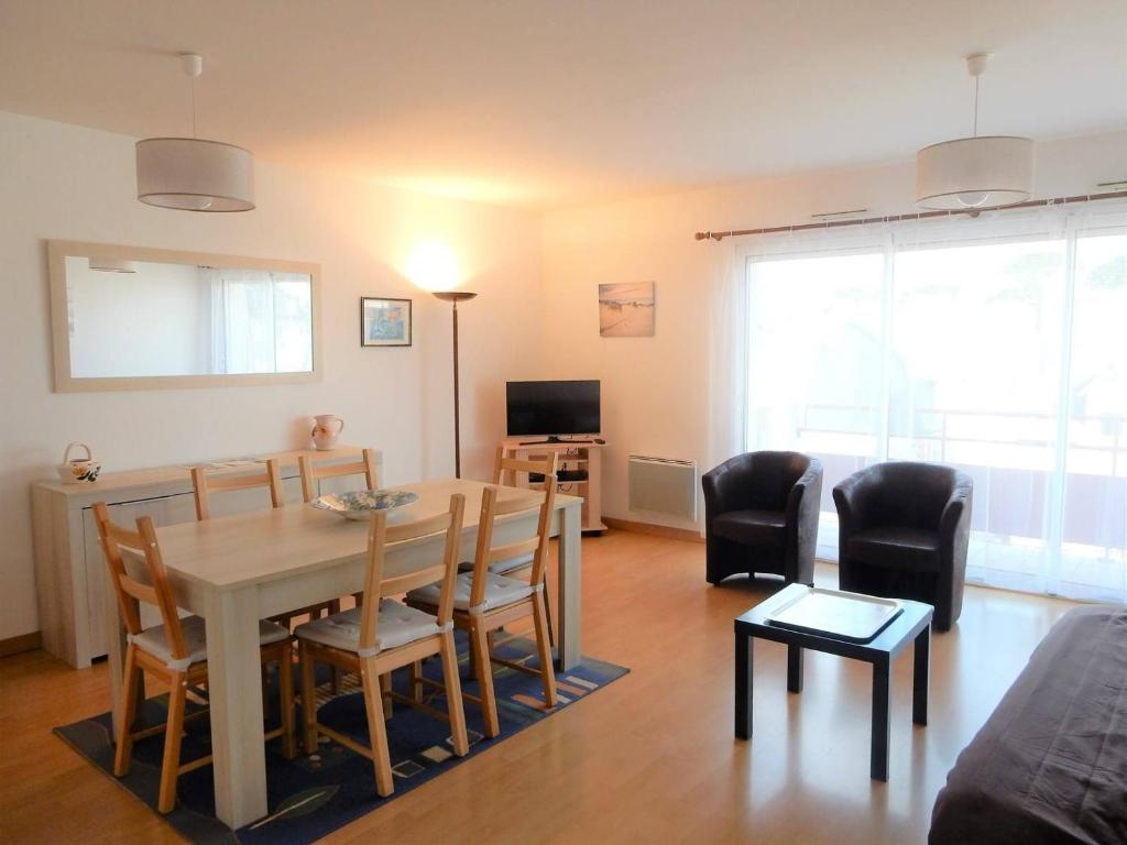 ein Wohnzimmer mit Esstisch und Stühlen in der Unterkunft Bel appartement 2 chambres au centre-ville de PERROS-GUIREC - Ref 926 in Perros-Guirec