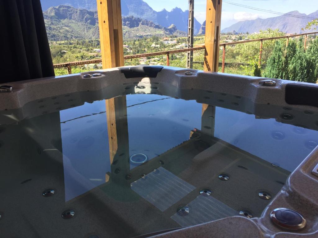 Cảnh núi rừng hoặc tầm nhìn ra núi từ nhà nghỉ dưỡng