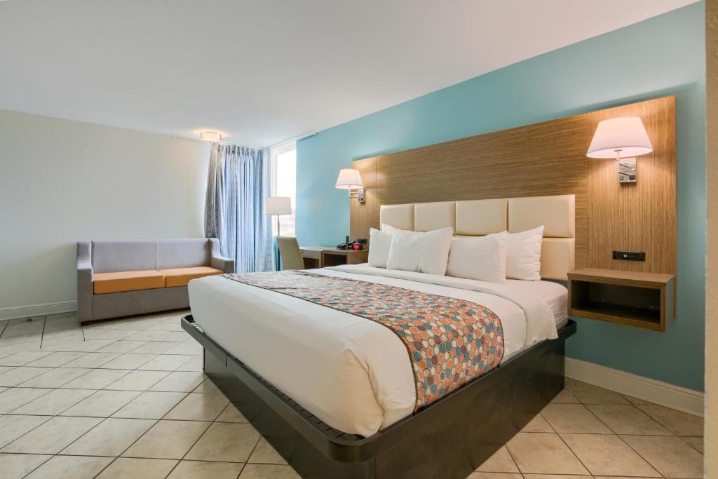 Beachside Resort Hotel - King Room With Sofa Bed
