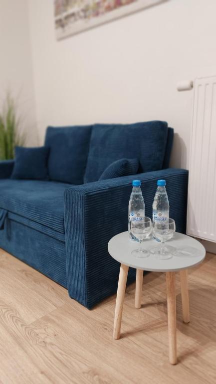 dwie butelki wody na stole przed kanapą w obiekcie Życzliwy Apartament z garażem w Warszawie