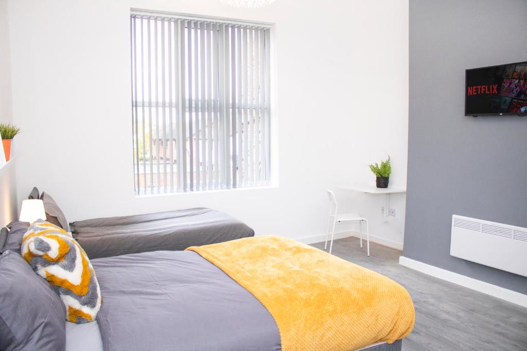 1 dormitorio con 2 camas y ventana en Chill Nexus Oasis, en Liverpool