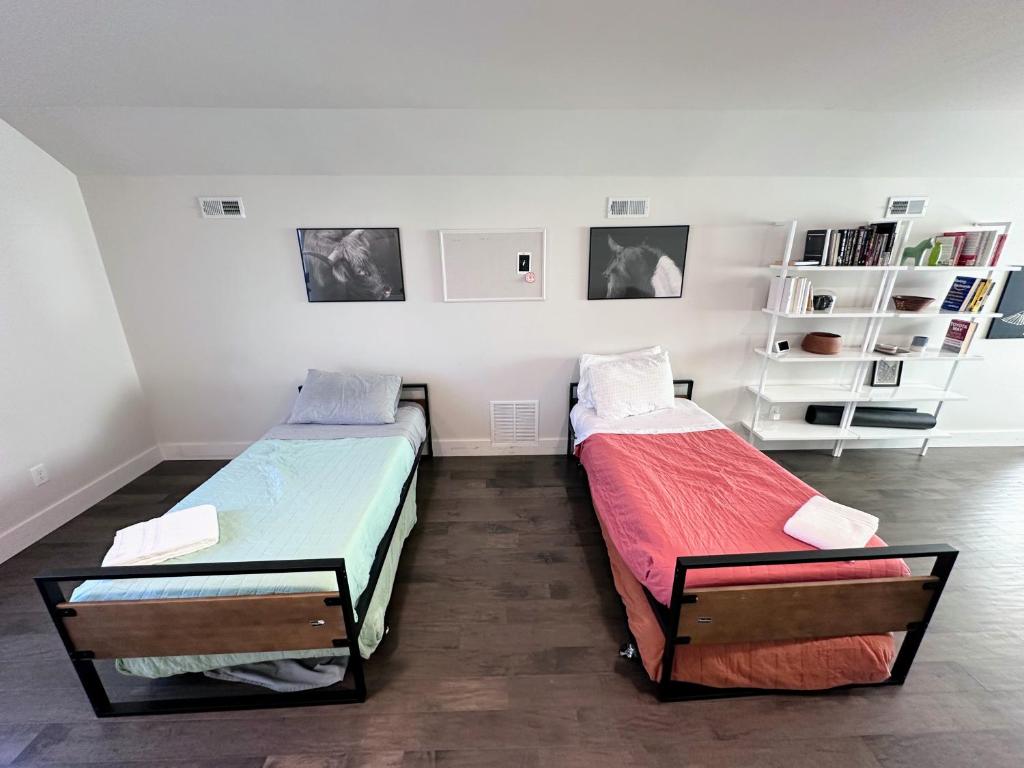 2 aparte bedden in een kamer met 2 eenpersoonsbedden bij Modern House with Terrace Near Forest Park in Saint Louis