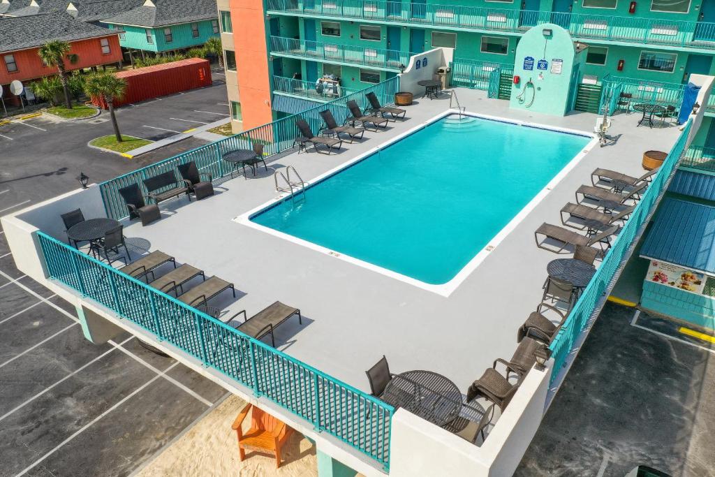 eine Draufsicht auf einen Pool an einem Gebäude in der Unterkunft Beachside Resort Hotel in Gulf Shores
