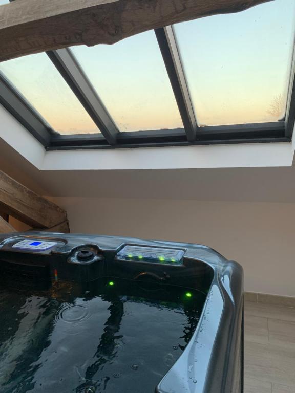 LE CLOS DES LYS - Chambres avec jacuzzi - Nemours - 带热水浴缸的套房