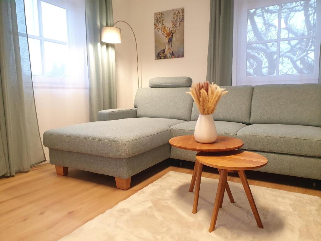 ビショフスヴィーゼンにあるFerienwohnungen Winklerのソファとテーブルのあるリビングルーム
