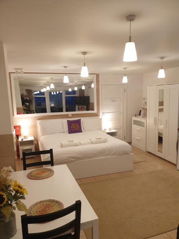 1 dormitorio con 1 cama, mesa y sillas en Bayview Bed and Breakfast, en Stonehaven
