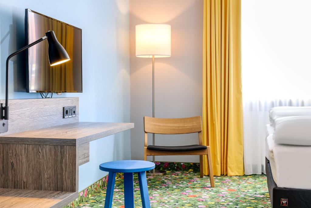 TV a/nebo společenská místnost v ubytování Felix Hotel Kaufbeuren