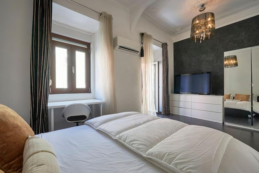 - une chambre avec un grand lit et une télévision dans l'établissement 2Bedroom Flat@Lisbon town center, à Lisbonne