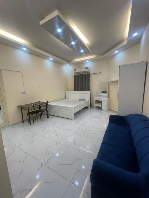- un salon avec un canapé et une table dans l'établissement Private Studio Room, à Abu Dhabi