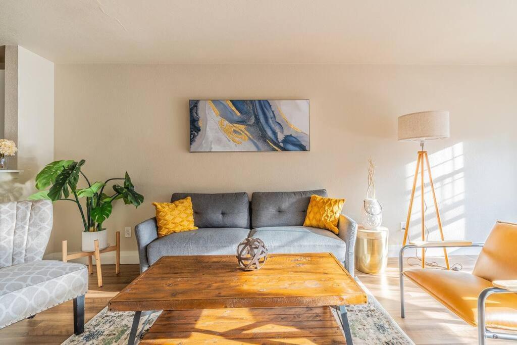 uma sala de estar com um sofá e uma mesa em Modern and spacious Apartment- Gym, Wifi, Free Parking em Seattle