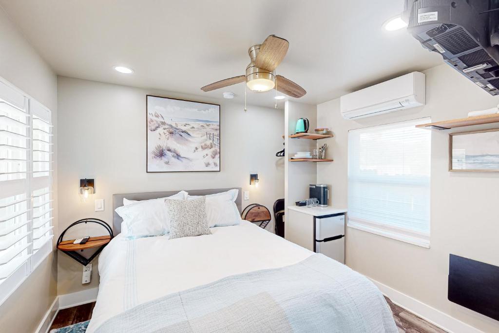 1 dormitorio con 1 cama y ventilador de techo en Beach 5 Villas #B3 en Fernandina Beach