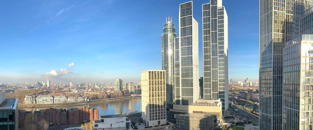 - une vue sur une ville avec de grands gratte-ciels dans l'établissement Central London New 2 bedroom flat Riverview Balcony, à Londres