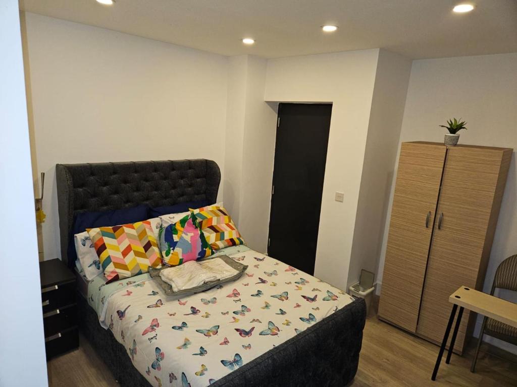 a small bedroom with a bed and a dresser at Luxury 1-Bed Apartment in London in London