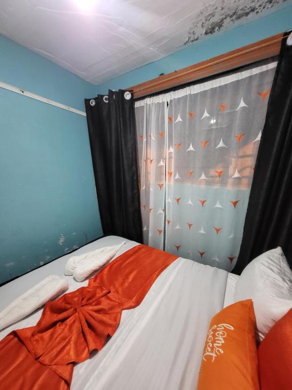 Postel nebo postele na pokoji v ubytování G&G Lavish Studio Nakuru