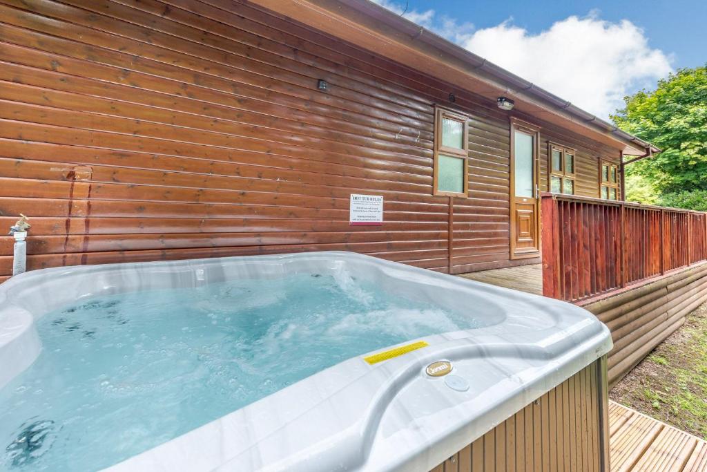ナーバースにあるHB Hornbeam Lodge 05の木造家屋の前にあるホットタブ