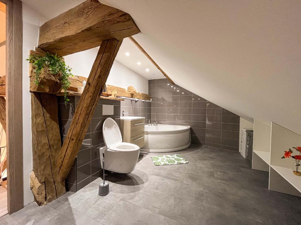 ein Badezimmer mit einem WC und einer Badewanne in der Unterkunft La belle grange in Mercury