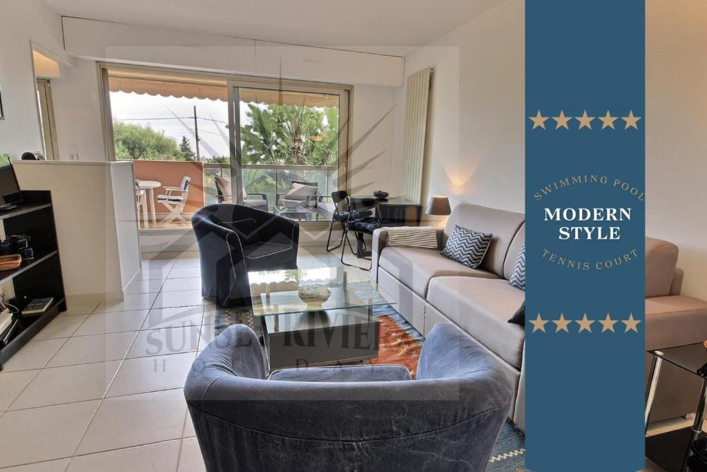 - un salon avec des canapés et une table en verre dans l'établissement LA BADINE Appartement for 4 By Sunset, à Antibes