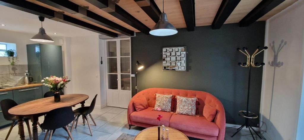 - un salon avec un canapé et une table dans l'établissement Bleautiful "Aliénor" Charmant appartement avec terrasse, à Fontainebleau