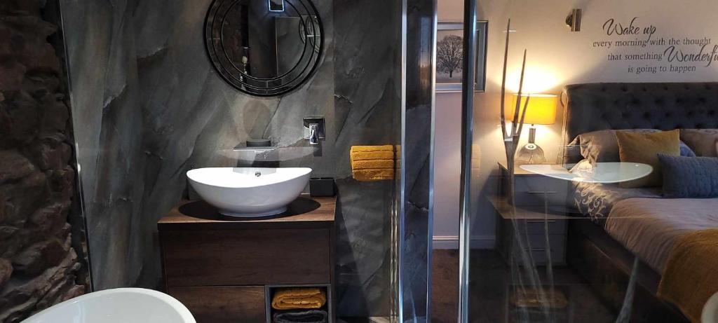łazienka z 2 umywalkami i lustrem w obiekcie no 7 boutique apartment w mieście Ulverston
