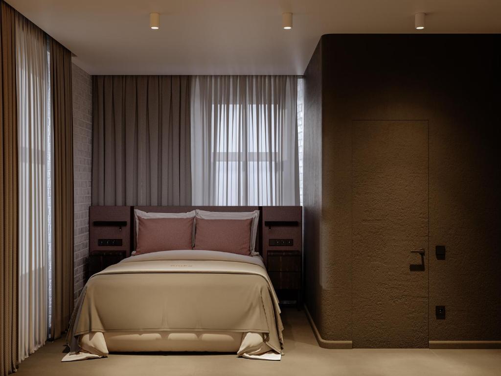 伊萬諾弗蘭克威斯克的住宿－FIMKA Apart Hotel，一间卧室设有一张床和一个窗口