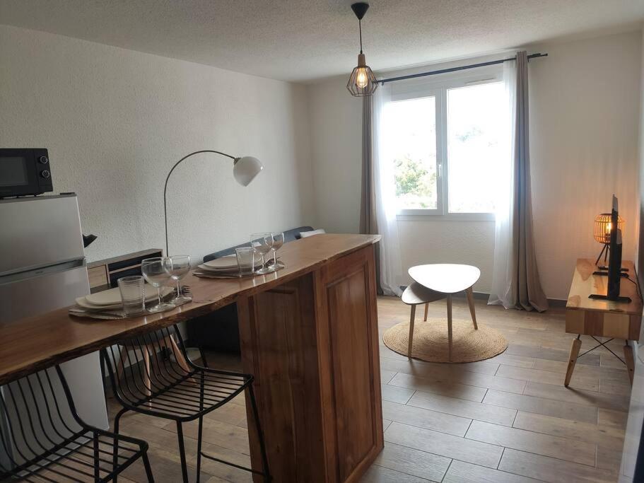 uma cozinha com um balcão com copos de vinho em Kaz joli bois studio belle vue em Saint-Denis