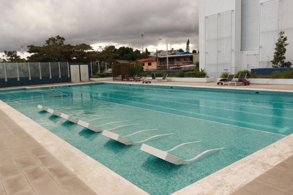 una piscina en la parte superior de un edificio en Room in my Condo San Jose, en San José