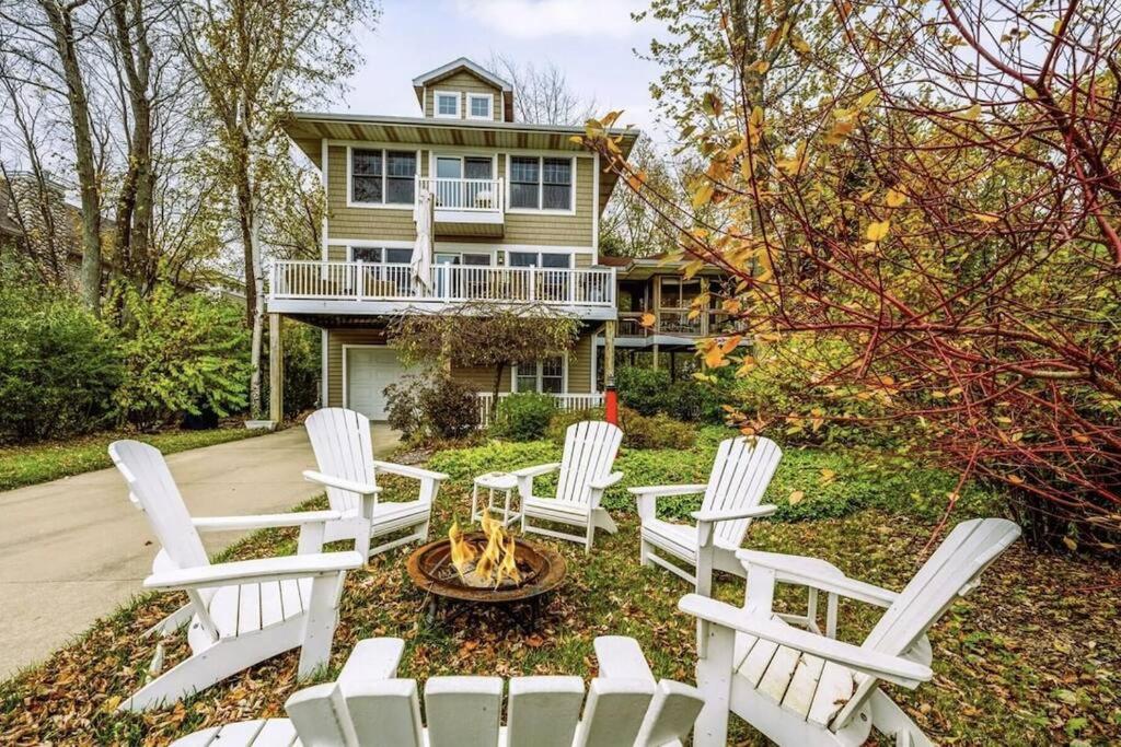 Newly Available Lakefront Retreat; Private Beach Access, South Haven