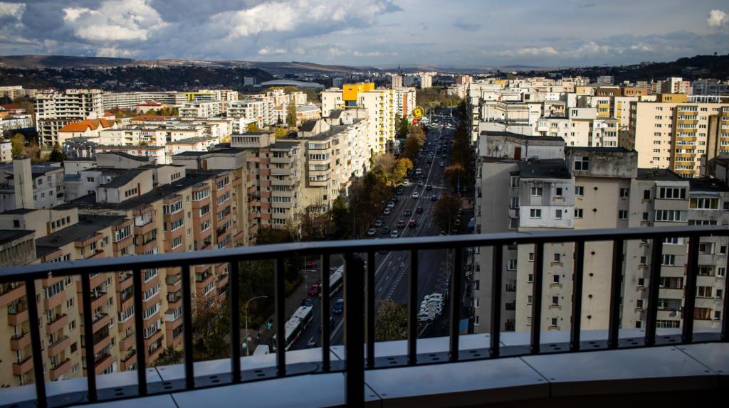 Vedere generală la Cluj-Napoca sau o vedere a orașului de la acest apartament