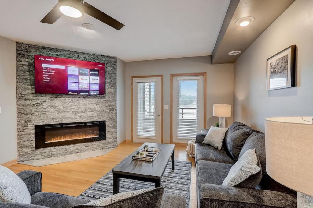 uma sala de estar com lareira e televisão em Family Dreams - Lakefront, 2-bedroom, multi-level condo, Winter Vacation em Wisconsin Dells