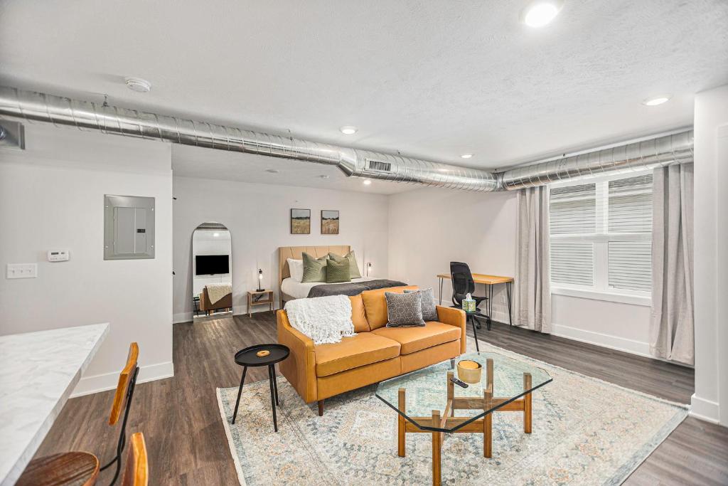 Χώρος καθιστικού στο Modern Manor - Brand New Corporate Apt Downtown