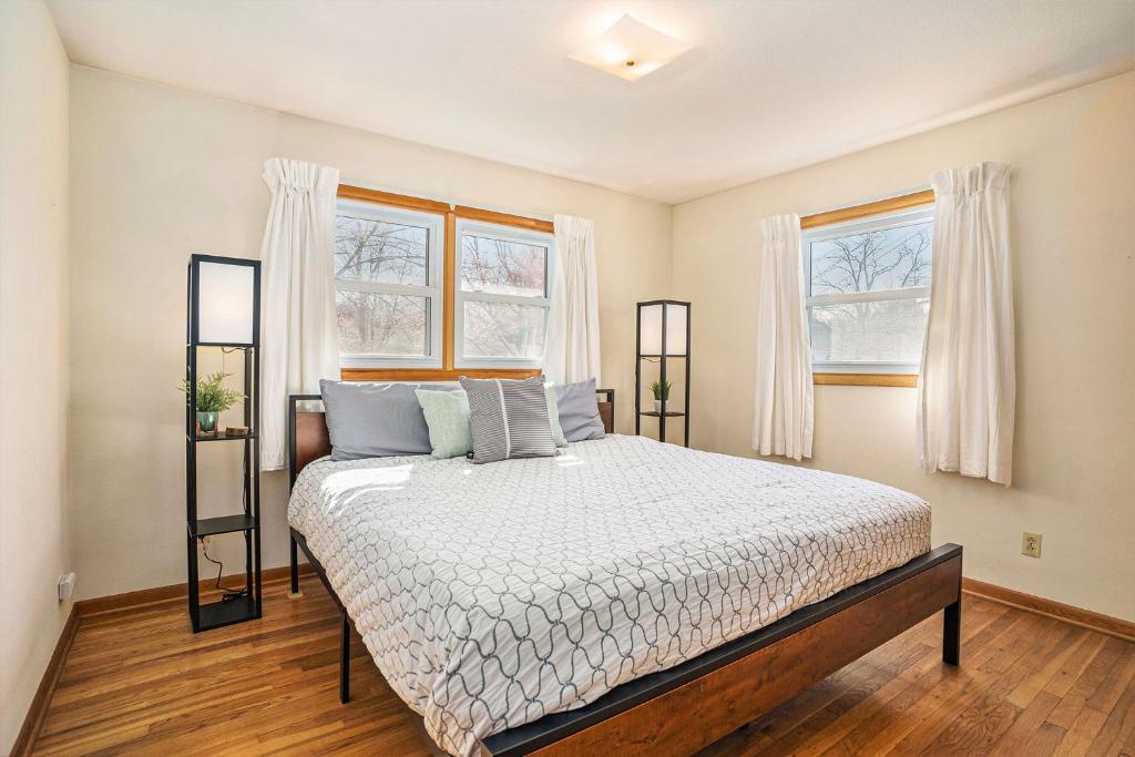 Norton Nook Vacation Villa -family Home Near Lake - Housity