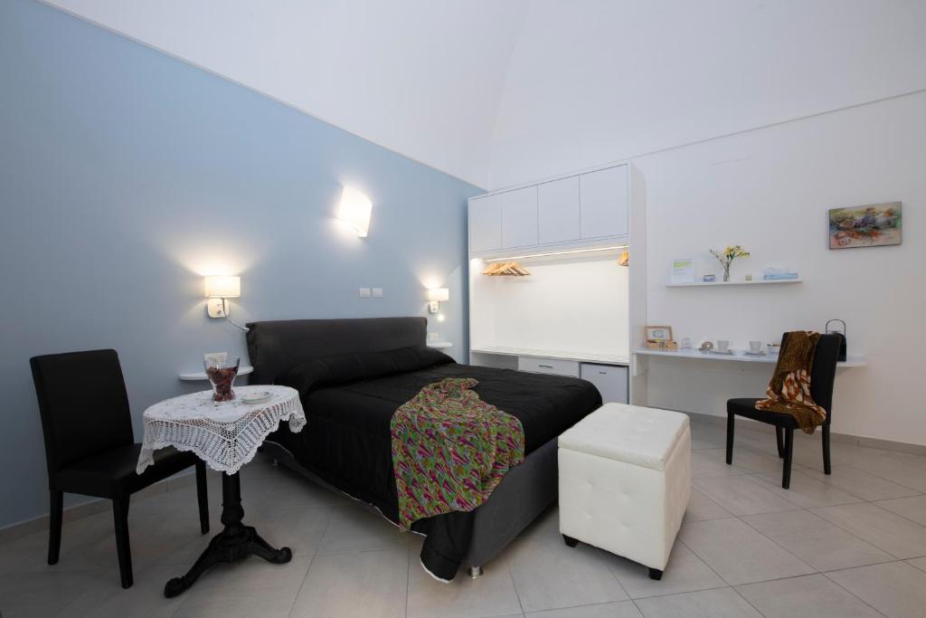 sypialnia z łóżkiem, stołem i krzesłami w obiekcie Amalfi Casa Angelina w Amalfi