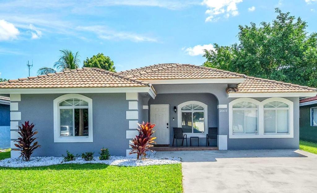 a small house with a roof at Hard Rock Hidden Gem! in Miami Gardens