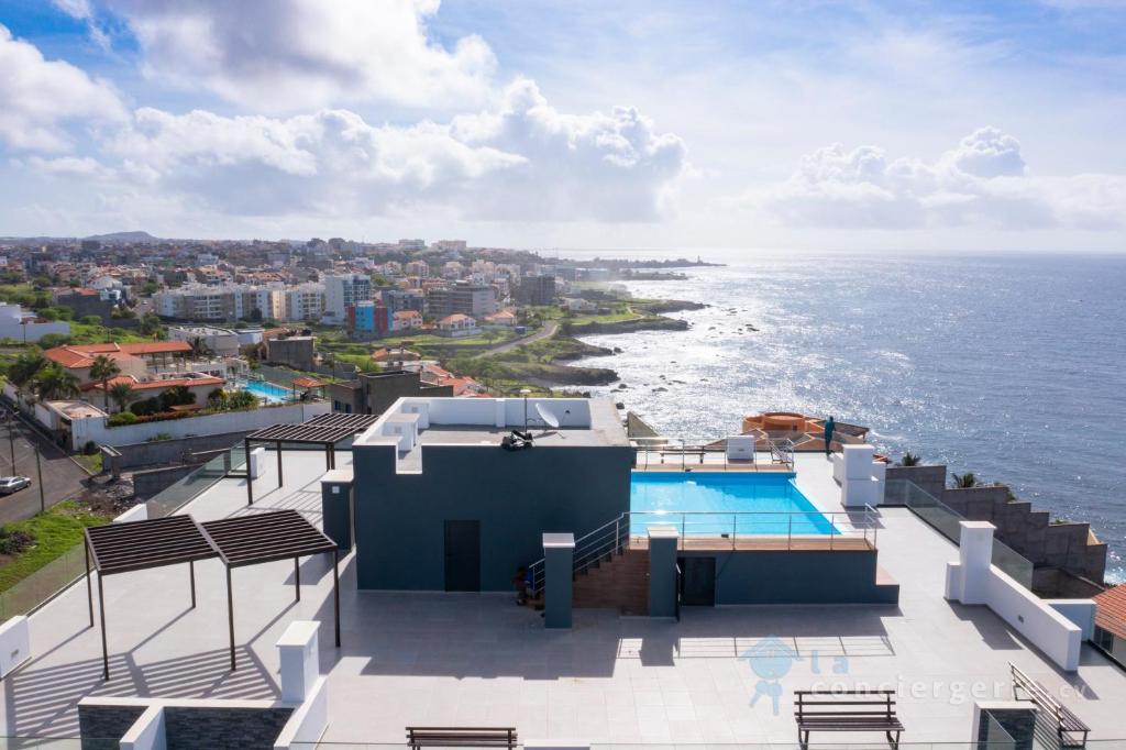 - une vue sur l'océan depuis le balcon d'une maison dans l'établissement 3 bdr aprt, rooftop pool & seaview - LCGR, à Praia
