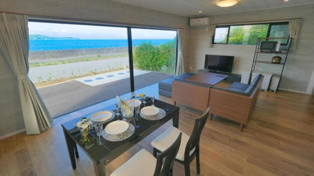 うるま市にあるPadel Okinawa Villa - Vacation STAY 32304vのリビングルーム(テーブル、景色を望むデスク付)