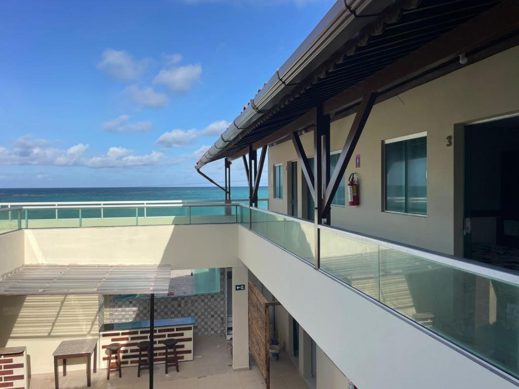 Elle comprend un balcon offrant une vue sur l'océan. dans l'établissement Pousada Ondas do Mar, à Porto de Galinhas