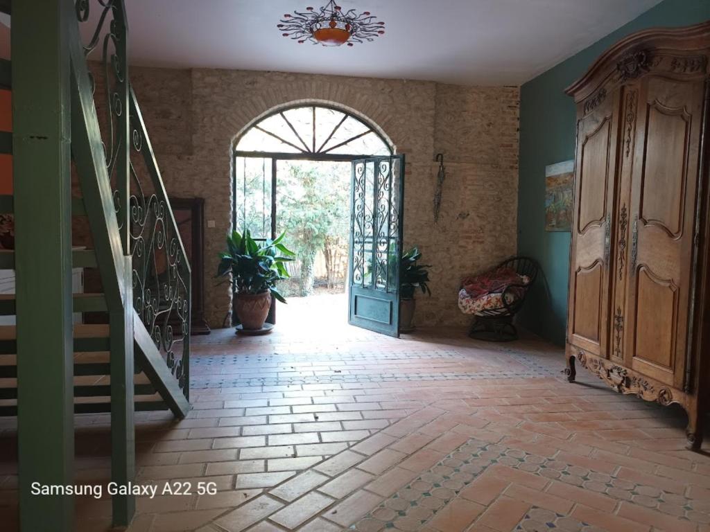 un pasillo con una puerta y una escalera en una casa en Mas Sant Salvador, en Bompas