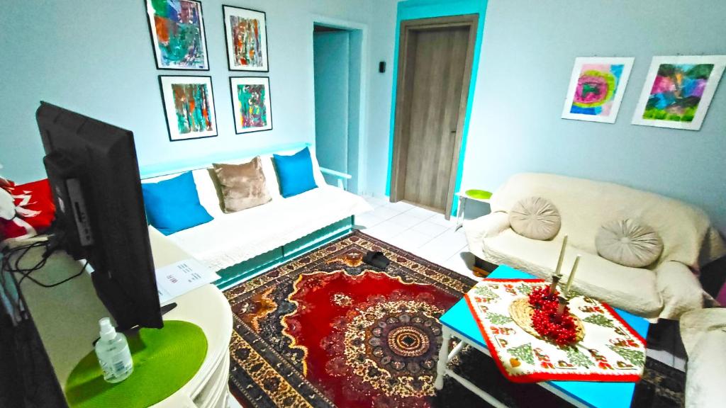 salon z kanapą i telewizorem w obiekcie Garden House Katerini w mieście Kateríni