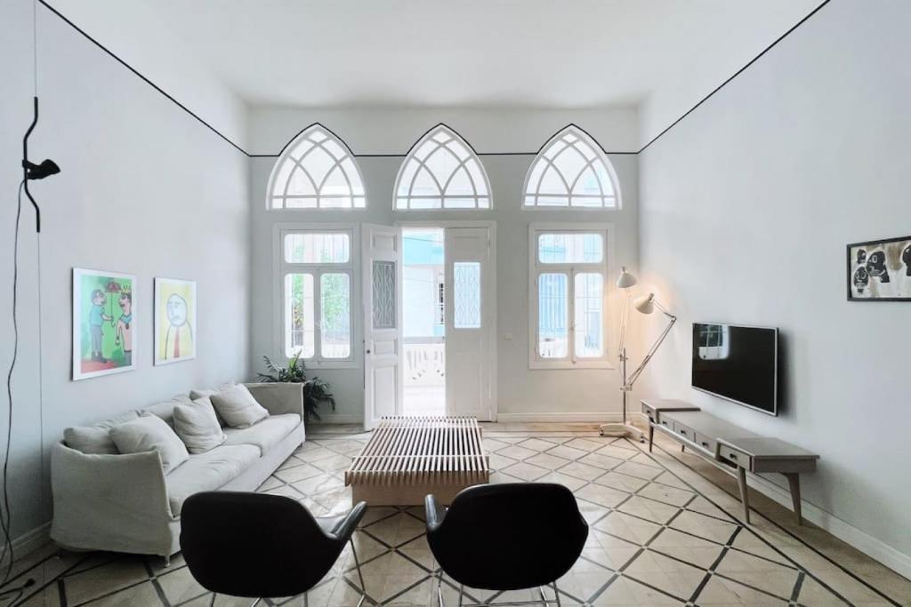 貝魯特的住宿－Charming Heritage 2 BR In Mar Mikhael，白色的客厅配有沙发和椅子