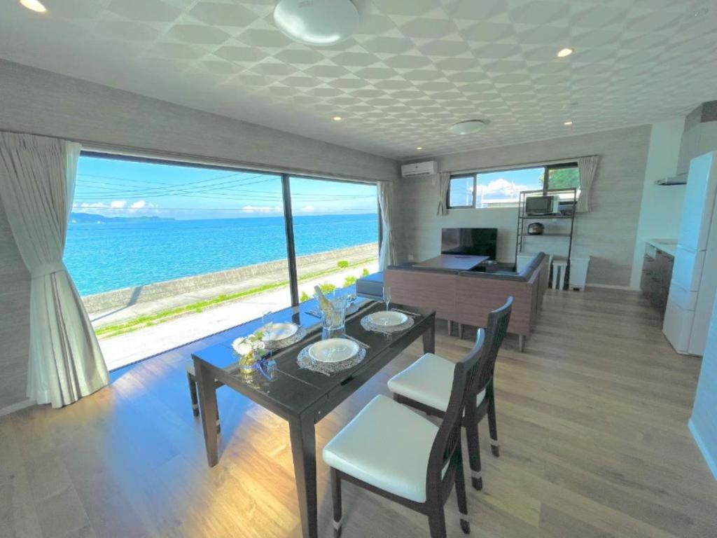 うるま市にあるPadel Okinawa Villa - Vacation STAY 32469vのダイニングルーム、海の景色を望むキッチン