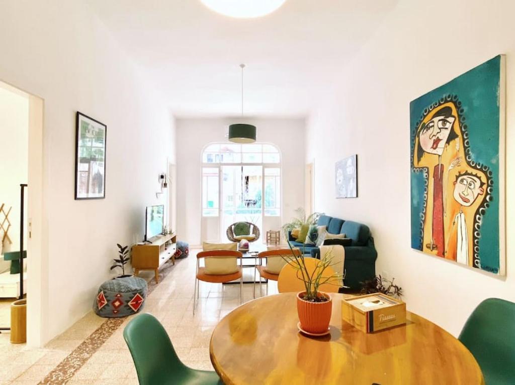 een woonkamer met een tafel en stoelen bij Garden View Apt 4BR Beirut in Beiroet