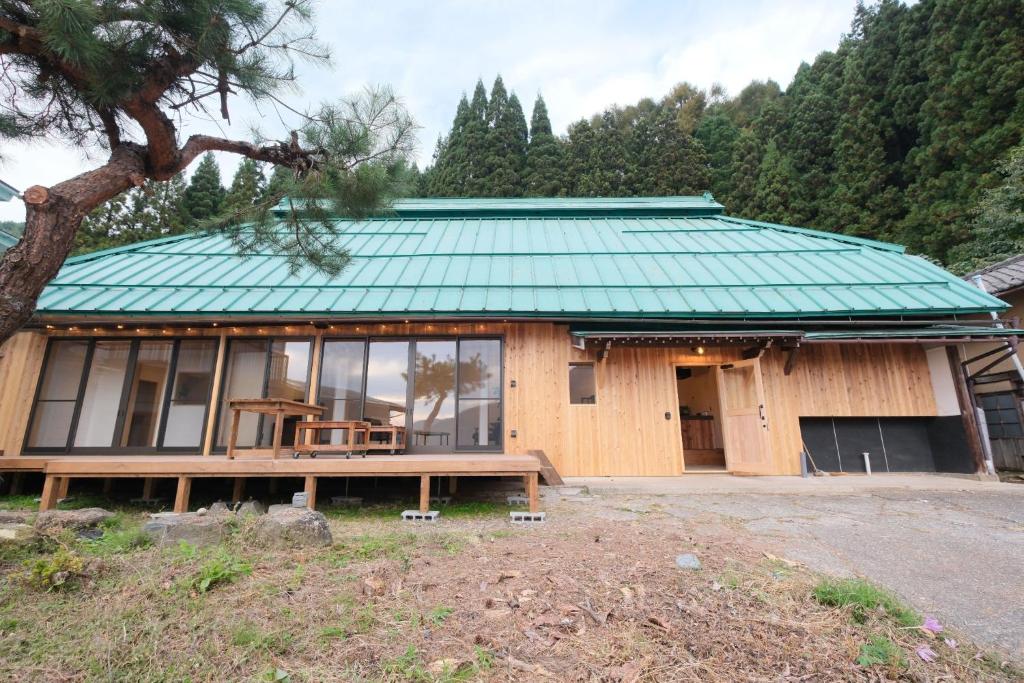 a house with a green roof with a bench in front at ease1 - Vacation STAY 33086v in Yuba