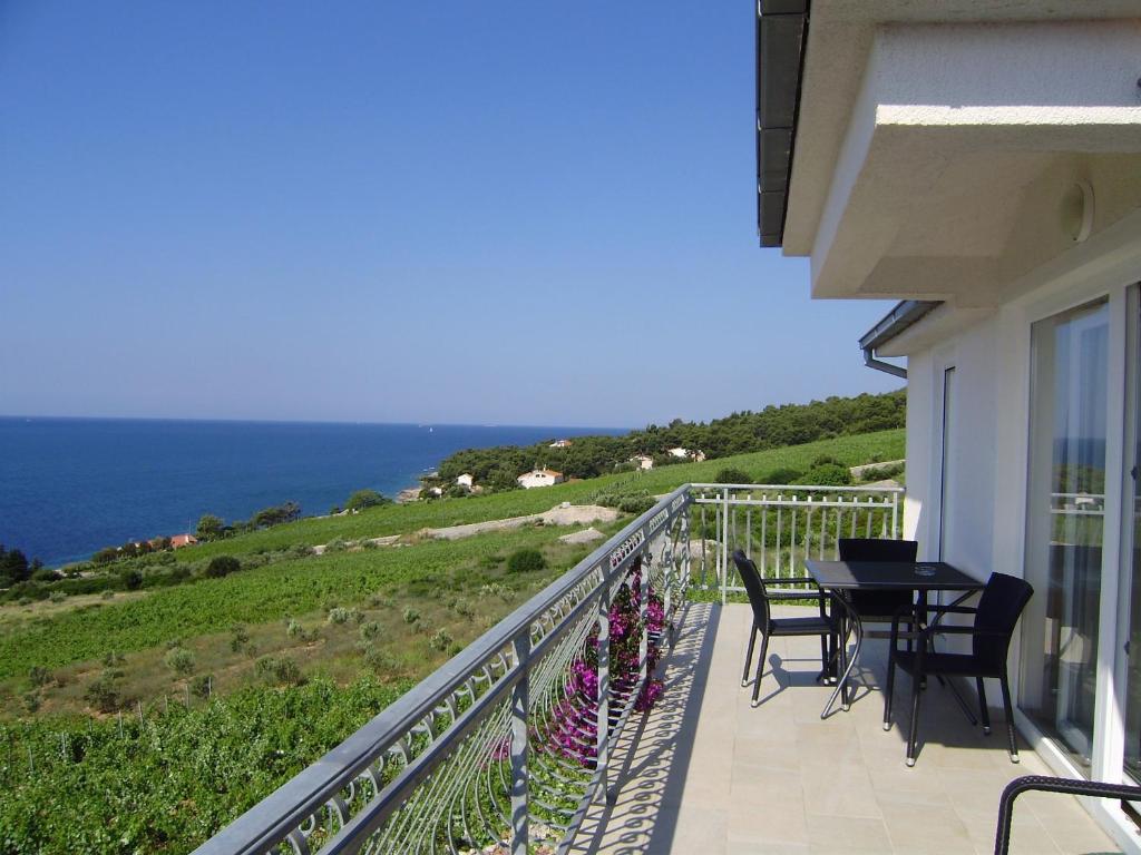 萨瓦拉Apartment Lenka的带桌椅和海景的阳台