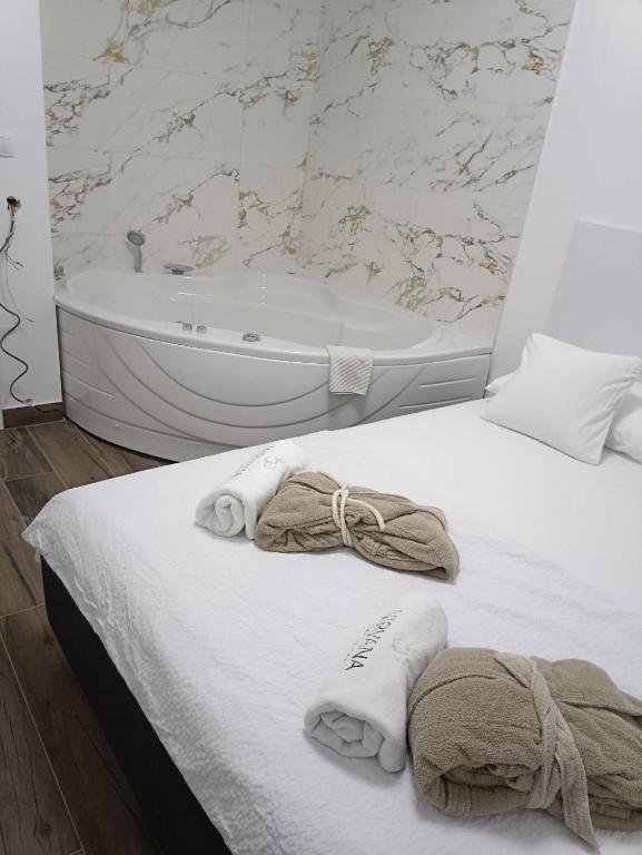 Postel nebo postele na pokoji v ubytování Nirvana SPA Center